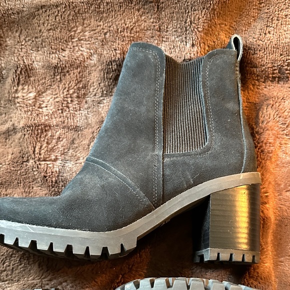 UGG Women's Black Ankle Booties - Picture 5 of 13